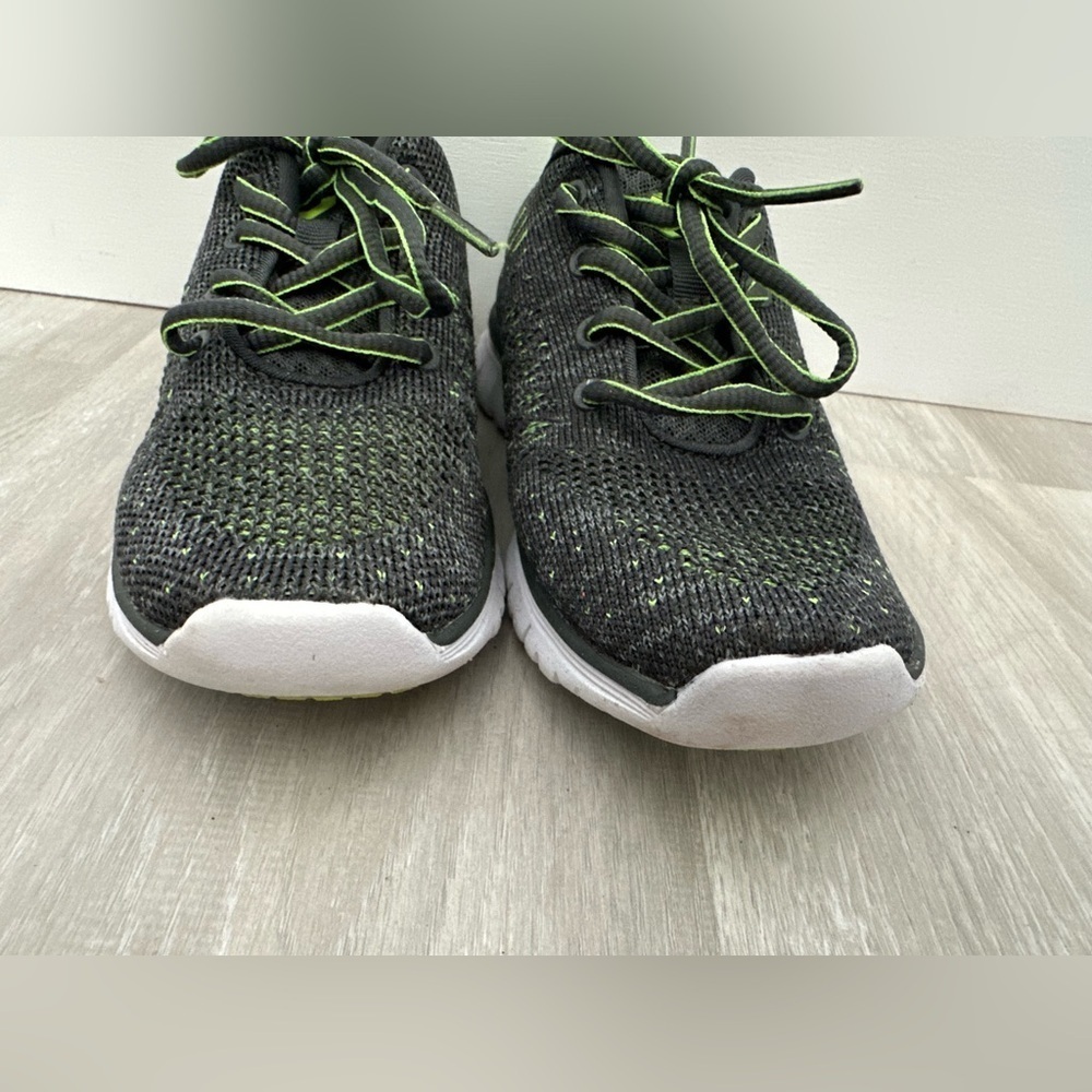 Catapult Perform Boys Lightweight SZ 2 Green Breathable Shoes Sz 2 - Picture 2 of 5